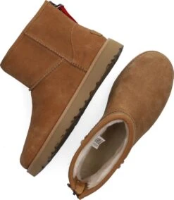 UGG W Classic Mini Logo Zip Vachtlaarzen - Warme Laarzen - Dames - Camel - Maat 41 -Skechers Verkoopwinkel 1043x1200 1