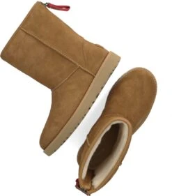 UGG W Classic Short Logo Zip Vachtlaarzen - Warme Laarzen - Dames - Camel - Maat 37 -Skechers Verkoopwinkel 1056x1200 1