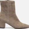 Linea Zeta Enkellaarsjes Taupe Suede 182608 - Dames - Maat 39 25 Linea Zeta Enkellaarsjes Taupe Suede 182608 - Dames - Maat 39 -Skechers Verkoopwinkel 1200x1105