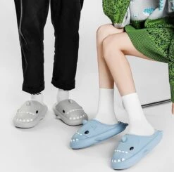 Geweo Home Sloffen Dames Heren - Haai Pantoffels - Kerstmis - Kerstfeest - Christmas Gift - Antislip Pluche Warme Fleece Open Sloffen - Comfortabel Traagschuim - Diep Grijs- Maat 4445 -Skechers Verkoopwinkel 1200x1189 4