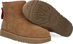 UGG W Classic Mini Logo Zip Vachtlaarzen - Warme Laarzen - Dames - Camel - Maat 41 -Skechers Verkoopwinkel 1200x727 1