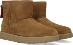 UGG W Classic Mini Logo Zip Vachtlaarzen - Warme Laarzen - Dames - Camel - Maat 41 -Skechers Verkoopwinkel 1200x739 2