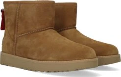 UGG W Classic Mini Logo Zip Vachtlaarzen - Warme Laarzen - Dames - Camel - Maat 41 -Skechers Verkoopwinkel 1200x762 1