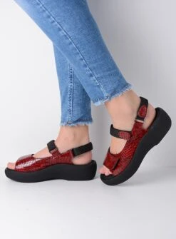 Wolky Sandalen Jewel Rood Crocolook Lakleer -Skechers Verkoopwinkel 885x1200 25